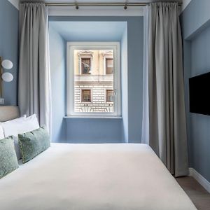 Camera media con letto king size